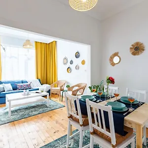 Colorful Flat With Excellent Location Near Trendy Attractions In Kadikoy , Istanbul Turkey