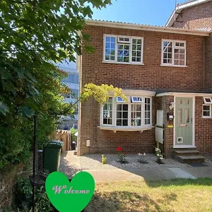 Redhill Town Centre 3 Bed House Near Gatwick Airport, Easy Commute To London , Redhill (Surrey) United Kingdom